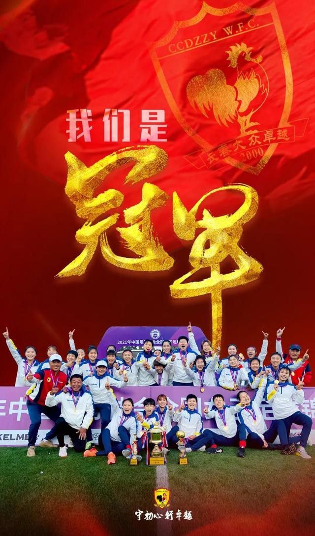 颂读尾声，大屏幕上播放了开国大典时毛主席掷地有声宣告;中华人民共和国成立的史实画面，台上的王仁君转身对着大屏幕深深鞠躬，台下的观众不约而同响起了雷鸣般的掌声，大屏幕内外的画面一时间跨越了时光呼应重合，而冲破时光的能量，则是百年来每一位中国人血脉里的浓浓爱国情
